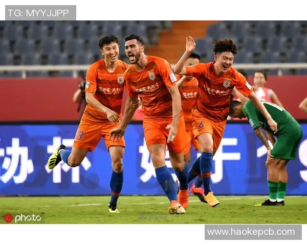 国安与鲁能激战正酣解说员激情四溢为你呈现精彩瞬间