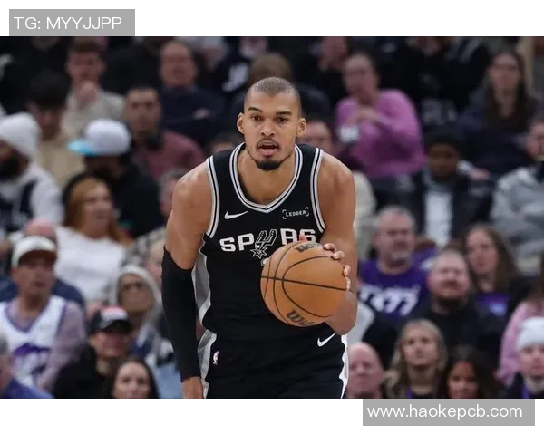 文班亚马首场比赛表现亮眼5次盖帽与字母哥隔扣引发热议